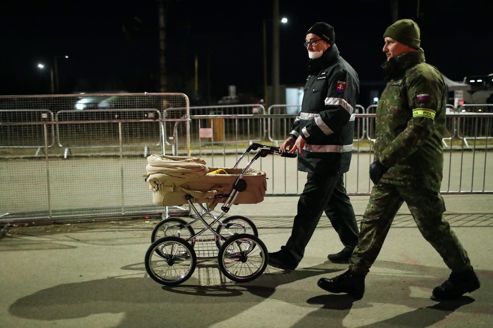 17.03.2022., Vysne Nemecke, Slovacka - Granicni prijelaz slovacko-ukrajinske granice Vysne Nemecke na koji pristizu izbjeglice iz ratom zahvacene Ukrajine. Unatoc niskim temperaturama u vecernjim satima pristizu zene i djeca. Photo: Luka Stanzl/PIXSELL