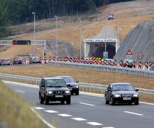 26.06.2005., Mala Kapela - kolona vozila s najvisim drzavnicm duznocima provezla se autpcestom do tunela Mala kapela. Pusten u promet dva dana prije autoceste A1 Zagreb - Split tunrl Mala kapela s 5761 metara najduzi tunel u Hrvatskoj cija gradnja je trajala 2,5 godine. rPhoto: Jurica Galoic/PIXSELL