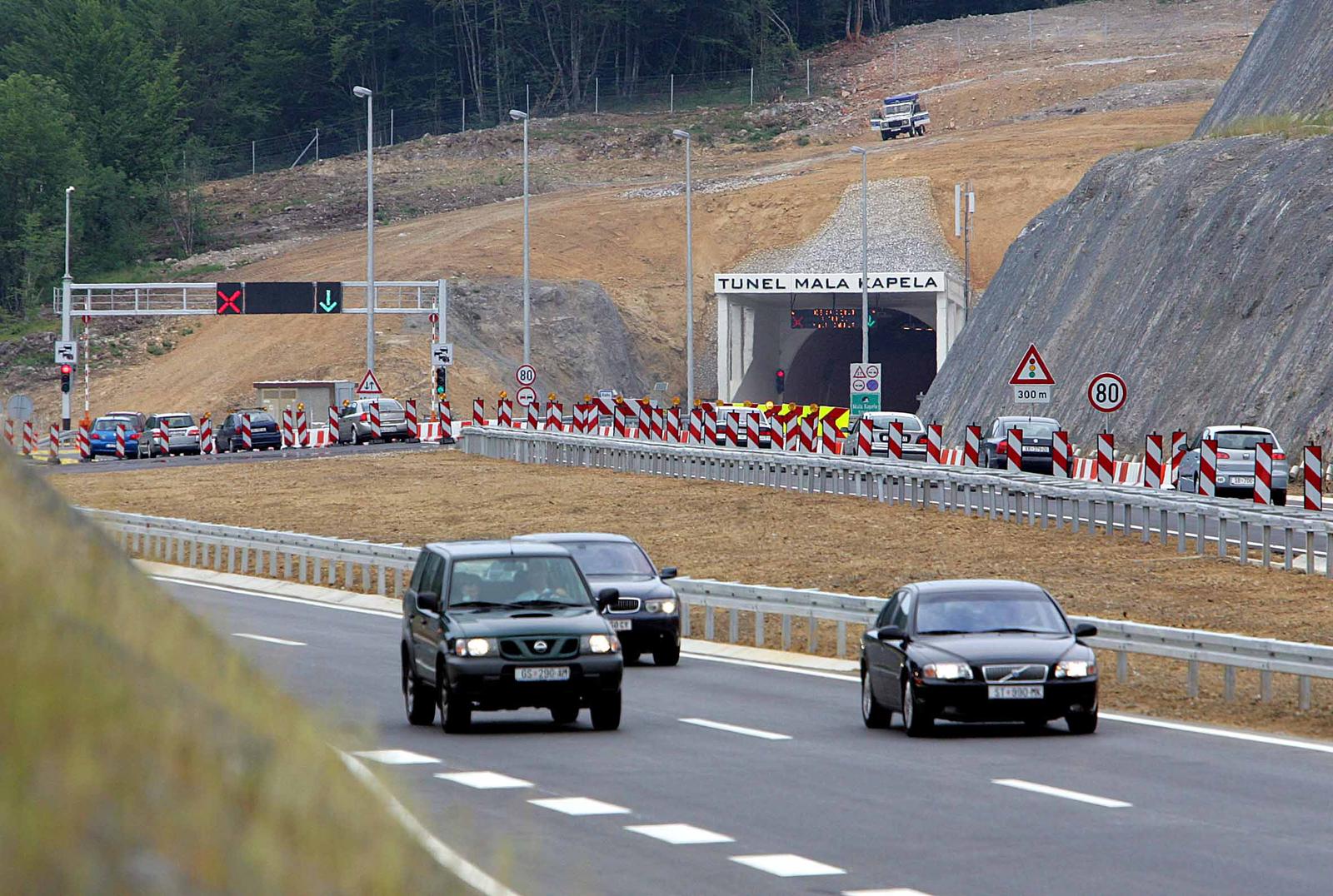 26.06.2005., Mala Kapela - kolona vozila s najvisim drzavnicm duznocima provezla se autpcestom do tunela Mala kapela. Pusten u promet dva dana prije autoceste A1 Zagreb - Split tunrl Mala kapela s 5761 metara najduzi tunel u Hrvatskoj cija gradnja je trajala 2,5 godine. rPhoto: Jurica Galoic/PIXSELL