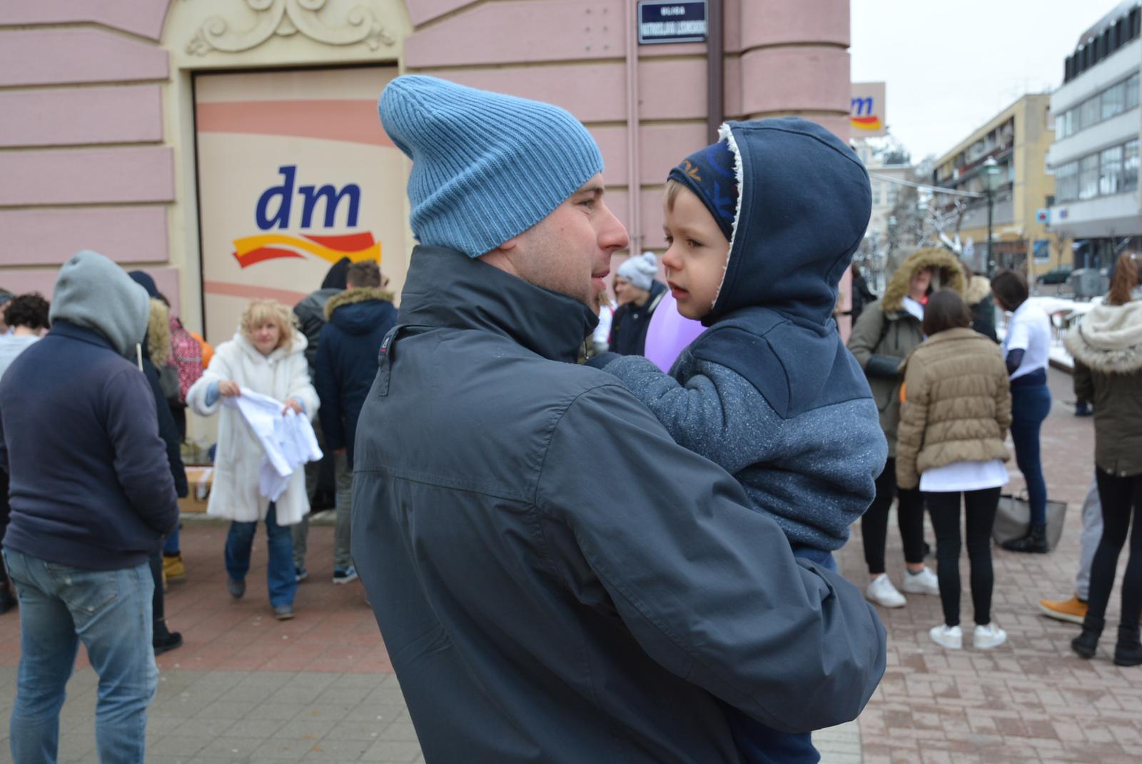 19.03.2018., Bjelovar - Udruga Za zdravo i sretno djetinjstvo na Gradskom korzu organizirala je akciju vezanu uz obiljezavanje Dana oceva, tijekom koje su sugradjanima darivali majice i skretali pozornost na vaznost uloge oceva u odgoju djece. rPhoto: Damir Spehar/PIXSELL