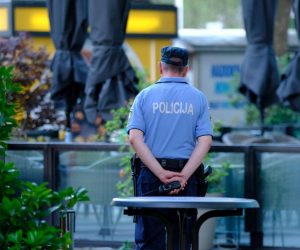 19.06.2022., Zagreb - Zaprimljena je nova dojava o bombi u trgovackom centru Avenue Mall. Posjetitelji su evakuirani, a pregled centra obavlja policija. Photo: Slaven Branislav Babic/PIXSELL