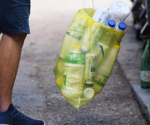 19.09.2022., Sibenik - Uvodjenjem eura od 1.sijecnja 2023. godine odredila se i cijena povratne naknade za plasticnu ambalazu koja ce izbositi 0.07 eura. Photo: Hrvoje Jelavic/PIXSELL