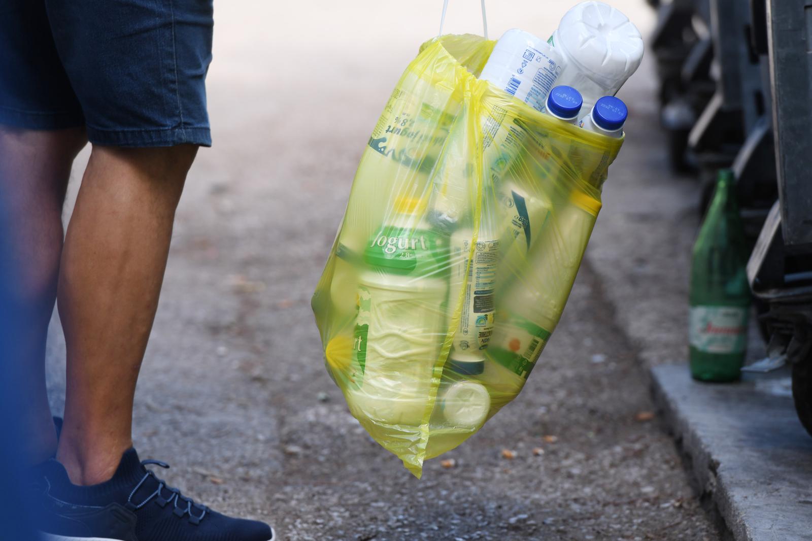 19.09.2022., Sibenik - Uvodjenjem eura od 1.sijecnja 2023. godine odredila se i cijena povratne naknade za plasticnu ambalazu koja ce izbositi 0.07 eura. Photo: Hrvoje Jelavic/PIXSELL