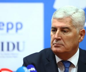 19.11.2022., Mostar - Press konferencija nakon sastanka Dragana Covica i Milorada Dodika. Lideru dvije stranke govorili su o nastavku suradnje. 
 Photo: Denis Kapetanovic/PIXSELL