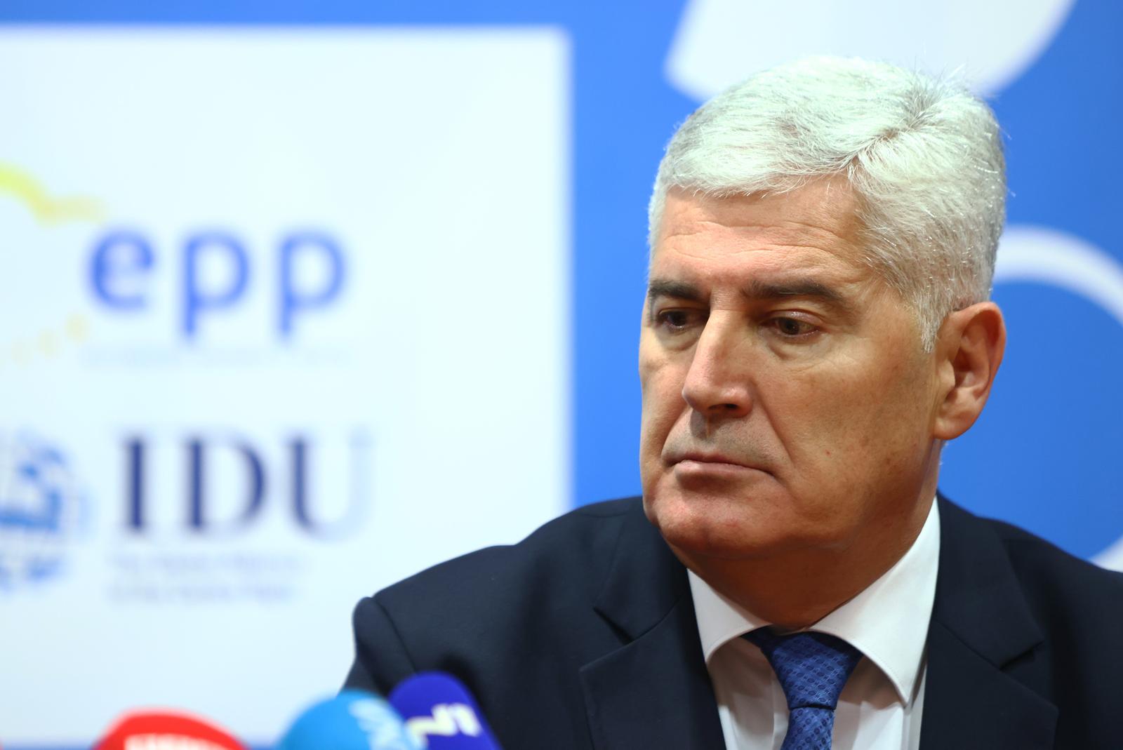 19.11.2022., Mostar - Press konferencija nakon sastanka Dragana Covica i Milorada Dodika. Lideru dvije stranke govorili su o nastavku suradnje. 
 Photo: Denis Kapetanovic/PIXSELL