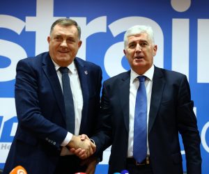 19.11.2022., Mostar - Press konferencija nakon sastanka Dragana Covica i Milorada Dodika. Lideru dvije stranke govorili su o nastavku suradnje. 
 Photo: Denis Kapetanovic/PIXSELL
