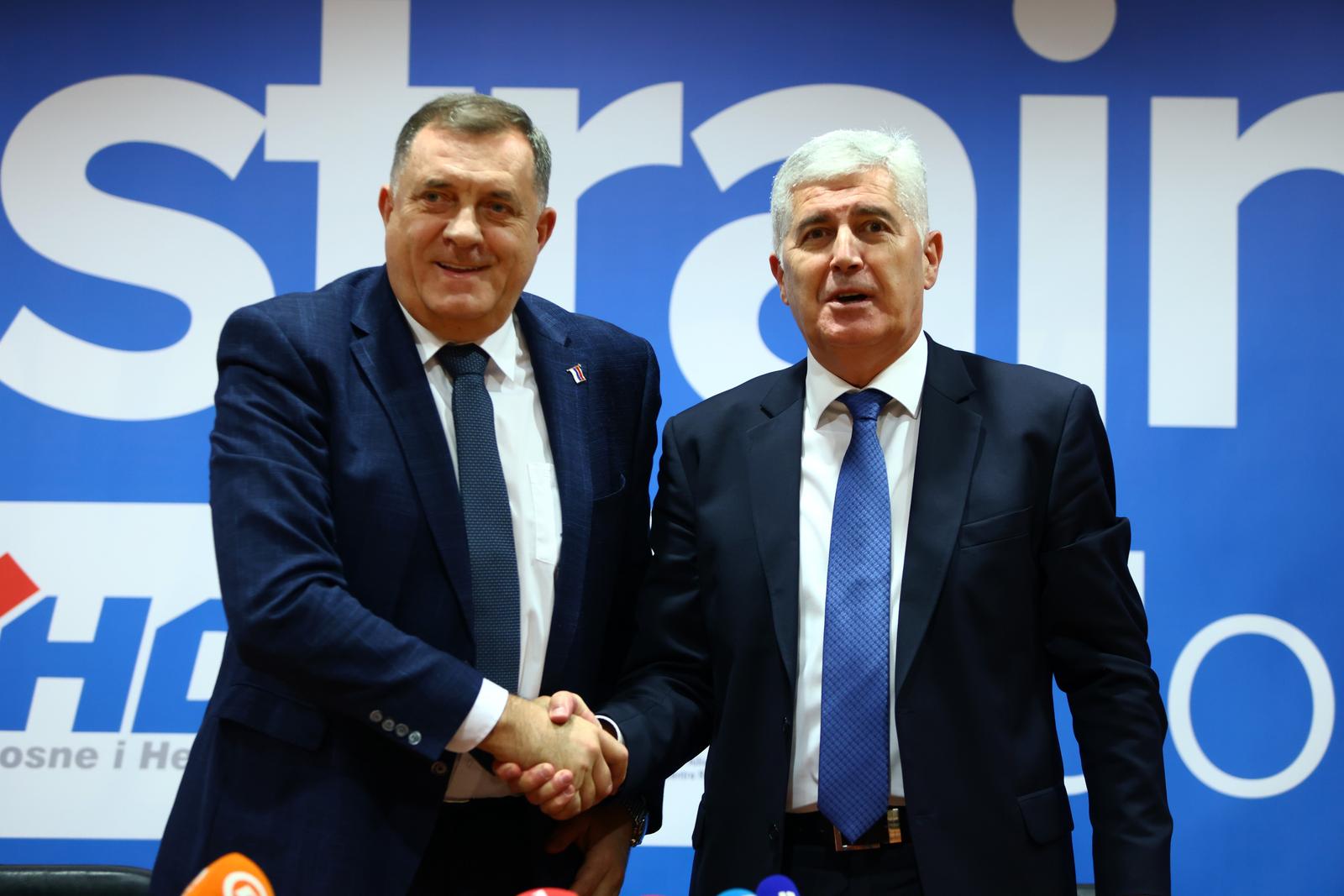 19.11.2022., Mostar - Press konferencija nakon sastanka Dragana Covica i Milorada Dodika. Lideru dvije stranke govorili su o nastavku suradnje. 
 Photo: Denis Kapetanovic/PIXSELL