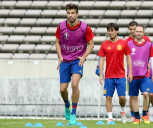 20.06.2016., stadion Chaban-Delmas, Bordeaux, Francuska - Spanjolska nogometna reprezentacija odradila je sluzbeni trening na stadionu Chaban-Delmas umjesto na stadionu Bordeauxa kako bi se na istom sacuvao  travnjak za sutrasnju utakmicu protiv reprezentacije Hrvatske u 3. kolu skupine D. Gerard Pique, Andres Iniesta. rPhoto: Goran Stanzl/PIXSELL