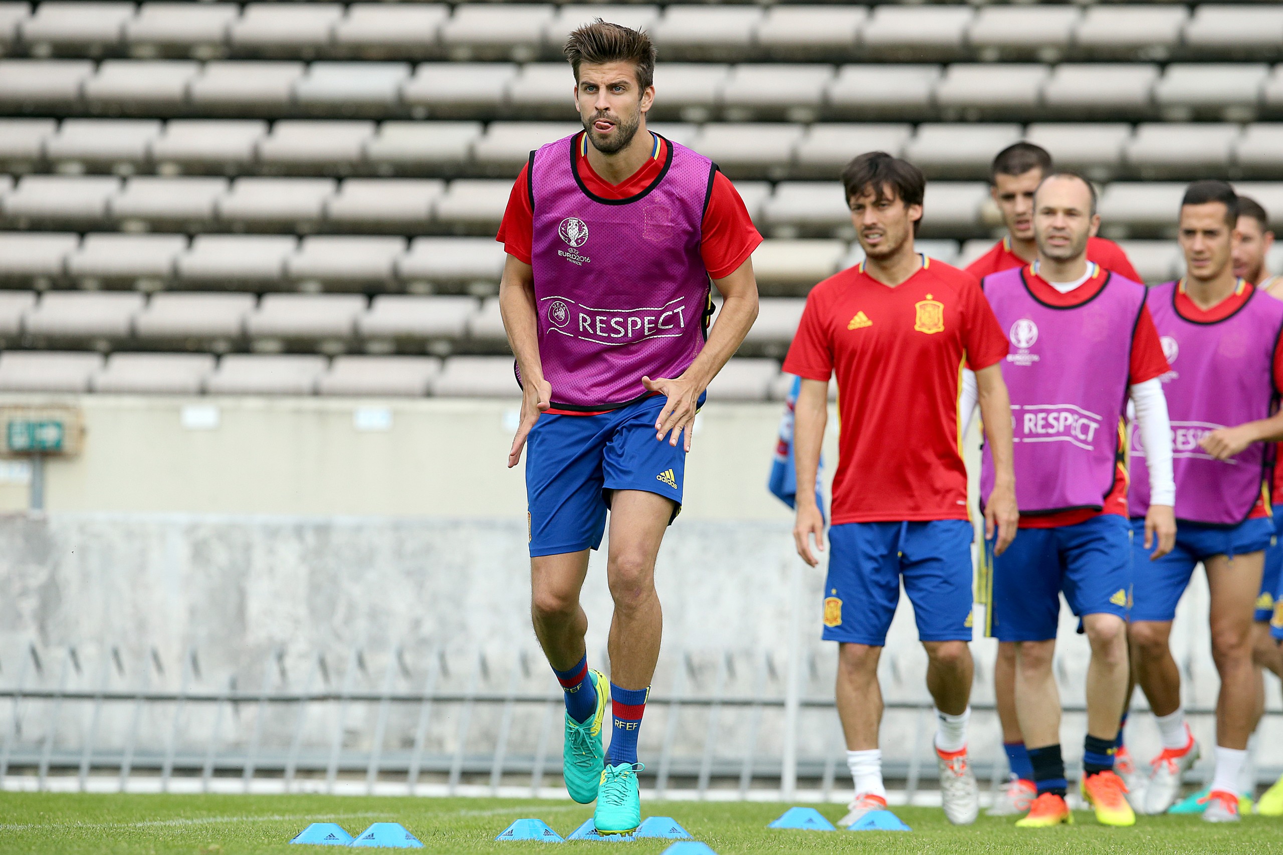 20.06.2016., stadion Chaban-Delmas, Bordeaux, Francuska - Spanjolska nogometna reprezentacija odradila je sluzbeni trening na stadionu Chaban-Delmas umjesto na stadionu Bordeauxa kako bi se na istom sacuvao  travnjak za sutrasnju utakmicu protiv reprezentacije Hrvatske u 3. kolu skupine D. Gerard Pique, Andres Iniesta. rPhoto: Goran Stanzl/PIXSELL