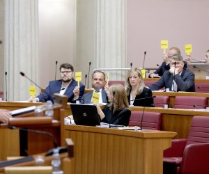 20.10.2022., Zagreb - Sabor 12. sjednicu nastavlja raspravom o izmjenama i dopunama Zakona o radu. Cim je ministar Piletic poceo obrazlagati prijedlog zakona skoro svi zastupnici zatrazili su repliku. Photo: Patrik Macek/PIXSELL