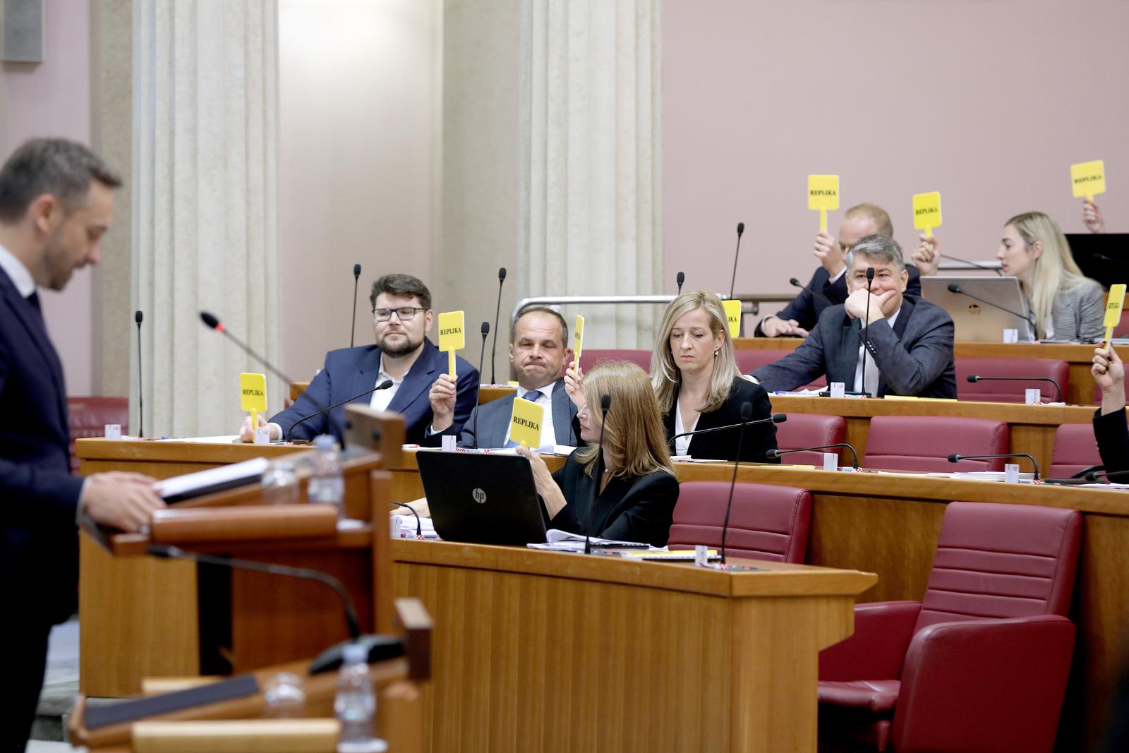 20.10.2022., Zagreb - Sabor 12. sjednicu nastavlja raspravom o izmjenama i dopunama Zakona o radu. Cim je ministar Piletic poceo obrazlagati prijedlog zakona skoro svi zastupnici zatrazili su repliku. Photo: Patrik Macek/PIXSELL
