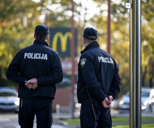 20.10.2022., Zagreb - Policija ispred McDonaldsa na zagrebackim Vrbanima provjerava dojavu koja je upucena mailom na vise medijskih redakcija, a dojavljeno je da je u objekt postavljena eksplozivna naprava. Dojava o bombi upucena je na pet lokacija u Zagrebu - zracnoj luci, dvije policijske postaje te dva McDonaldsa. Photo: Davor Puklavec/PIXSELL