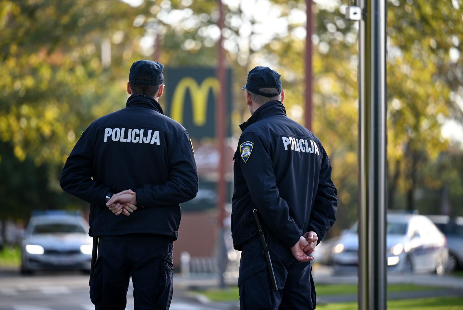 20.10.2022., Zagreb - Policija ispred McDonaldsa na zagrebackim Vrbanima provjerava dojavu koja je upucena mailom na vise medijskih redakcija, a dojavljeno je da je u objekt postavljena eksplozivna naprava. Dojava o bombi upucena je na pet lokacija u Zagrebu - zracnoj luci, dvije policijske postaje te dva McDonaldsa. Photo: Davor Puklavec/PIXSELL