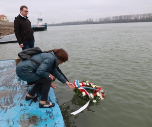 20.11.2022., Vukovar - Delegacija Kluba zastupnika Zeleno-lijevog bloka polozila je vijenac u Dunav za sve civilne zrtve rata. Photo: Davor Javorovic/PIXSELL