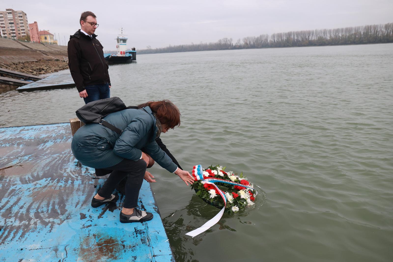 20.11.2022., Vukovar - Delegacija Kluba zastupnika Zeleno-lijevog bloka polozila je vijenac u Dunav za sve civilne zrtve rata. Photo: Davor Javorovic/PIXSELL