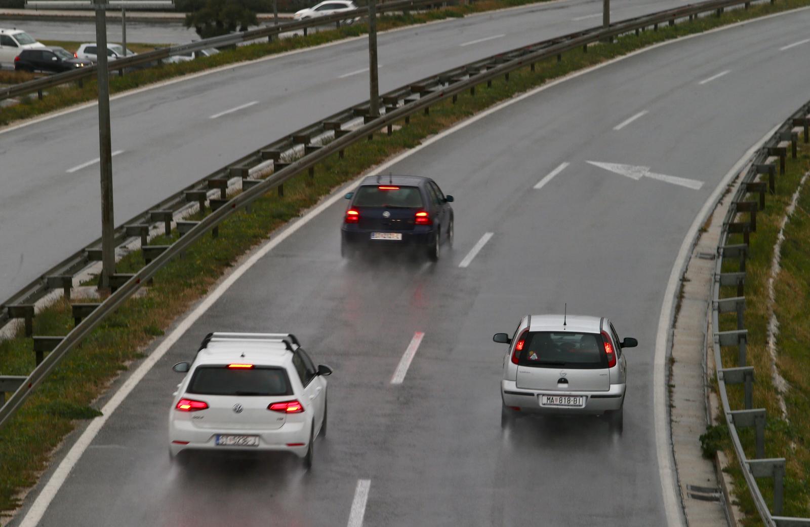 Gužva i promet po mokrom kolinku u Splitu 21.01.2019., Split - Promet po mokrom kolniku.rPhoto: Ivo Cagalj/PIXSELL