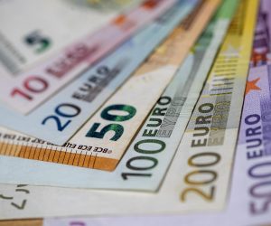 21.01.2022., Zagreb - Od 1. sijecnja 2023. godine, prema planu Vlade, platezno sredstvo u Hrvatskoj postat ce euro, a Hrvatska ce postati 20. clanica eurozone. Kuna ce time, nakon 28 godina koristenja, otici u povijest, dok ce hrvatski gradjani i sluzbeno postati korisnici eura. Ilustracija prelaska kune na euro. Photo: Igor Kralj/PIXSELL