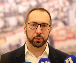 22.10.2022., Rijeka - Gradonacelnik Zagreba Tomislav Tomasevic dao je izjavu medijima nakon sastanka s gradonacelnikom Rijeke Markom Filipovicem u Salonu Grada. Photo: Goran Kovacic/PIXSELL