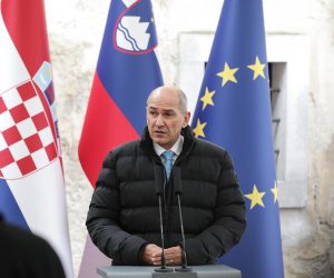 22.11.2021.,Slovenija, Otocec na Krki, predsjednik Vlade republike Hrvatske Andrej Plenkovic   predsjednik Vlade Slovenije Janez Jansa u drusvu bivsih predsjednika Vlada republike Slovenije i Hrvatske, Alojza Petrerlea i Pavla Gregorica svecano otkrili spomen plocu kod dvorca Otocec.
 Photo: Robert Anic/PIXSELL