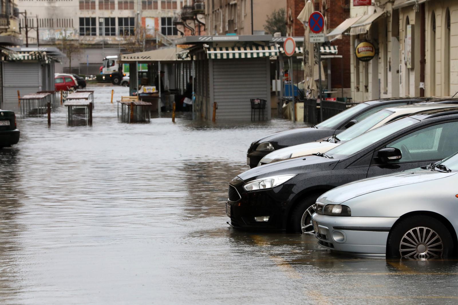 22.11.2022., Rijeka - Jaka plima i kisa izazvali su podizanje razine mora i poplavili su ulice oko gradske trznice, te se more u luci diglo do ruba rive.
 Photo: Goran Kovacic/PIXSELL