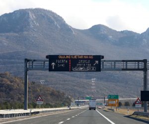 23.11.2021., Rijeka  - Olujni vjetar na autocesti A6 Rijeka-Zagreb na dionici Ostrovica-Kikovica usporava promet.  
  Photo: Goran Kovacic/PIXSELL