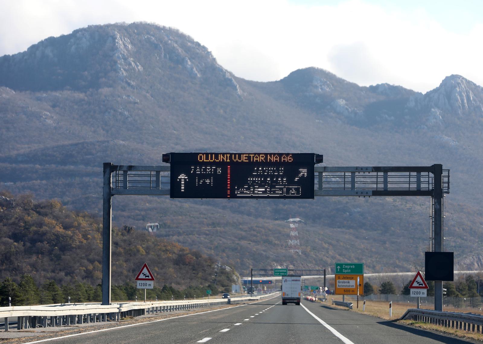 23.11.2021., Rijeka  - Olujni vjetar na autocesti A6 Rijeka-Zagreb na dionici Ostrovica-Kikovica usporava promet.  
  Photo: Goran Kovacic/PIXSELL