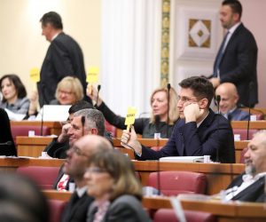 23.11.2022., Zagreb, Nastavak 13. sjednice raspravom o proracunu za 2023. godinu na kojoj je sudjelovao i Premijer Andrej Plenkovic. Svi zastupnici digli su tablice Replike kada je premijer stao za govornicu. Photo: Emica Elvedji/PIXSELL