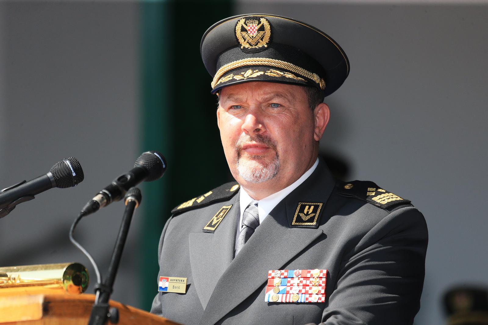 24.06.2017., Vukovar - Svecana promocija polaznika vojnih skola Hrvatskog vojnog ucilista (HVU) "Dr. Franjo Tudjman" i to Visoke docasnicke izobrazbe, Temeljne casnicke izobrazbe i pilota, Zapovjedno-stozerne skole "Blago Zadro" te Ratne skole "Ban Josip Jelacic" za potrebe OS RH odrzana je u Memorijalnom centru Domovinskog rata.rSvecanosti su nazocili predsjednica Republike i vrhovna zapovjednica Oruzanih snaga RH Kolinda Grabar-Kitarovic, potpredsjednik Vlade RH i ministar obrane Damir Krsticevic, nacelnik Glavnog stozera OS RH general zbora Mirko Sundov, zapovjednik HVU-a general-pukovnik Slavko Baric i drugi visoki uzvanici.rPhoto: Davor Javorovic/PIXSELL