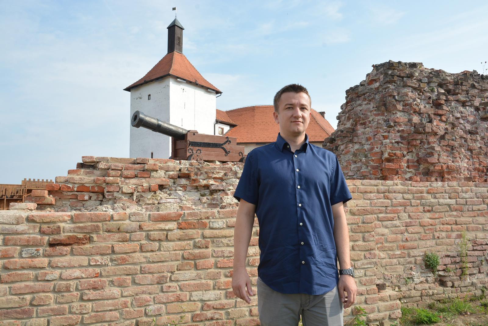 24.07.2017., Djurdjevac, Stari Grad - Hrvoje Janci novi je gradonacelnik Djurdjevca. Naime na lokalnim je izborima legitimno izabran za celnog covjeka u prvom krugu. rZa razliku od ostalih gradova, Djurdjevac za sve zaposlenike Gradske uprave nalaze da poslove unutar pet kilometara obavljaju na sluzbenom elektricnom biciklu, a kojega uveliko koristi i gradonacelnik.  rPhoto: Damir Spehar/PIXSELL