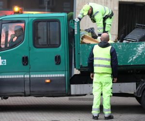 24.11.2022., Zagreb - Radnici Cistoce odvoze smece sa Trga bana Jelacica. U zadnje vrijeme na povrsinu je izbilo nezadovoljstvo radnika ove podruznice Holdinga koji su potplaceni i rade u izuzetno teslkim uvjetima. Radnici naglasavaju da su prije po smjeni imali jednu vrstu odvoza, a sada cetiri s istim brojem ljudi, te da iz Cistoce bjezi tko god moze, a da se na natjecaje za zaposljavanje nitko se ne javlja.
 Photo: Patrik Macek/PIXSELL