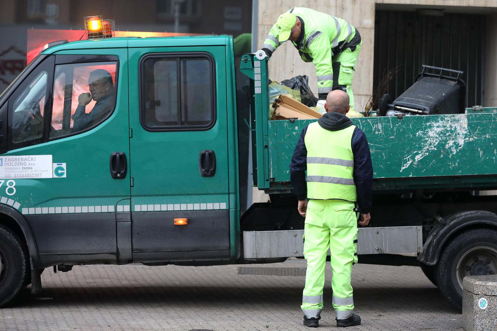24.11.2022., Zagreb - Radnici Cistoce odvoze smece sa Trga bana Jelacica. U zadnje vrijeme na povrsinu je izbilo nezadovoljstvo radnika ove podruznice Holdinga koji su potplaceni i rade u izuzetno teslkim uvjetima. Radnici naglasavaju da su prije po smjeni imali jednu vrstu odvoza, a sada cetiri s istim brojem ljudi, te da iz Cistoce bjezi tko god moze, a da se na natjecaje za zaposljavanje nitko se ne javlja.
 Photo: Patrik Macek/PIXSELL