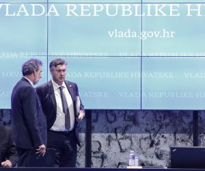 24.11.2022., Zagreb - U Nacionalnoj i sveucilisnoj knjiznici odrzana je redovita sjednica Vlade Republike Hrvatske. Predsjednik Vlade Andrej Plenkovic u razgovoru s ministrom znanosti i obrazovanja Radovanom Fuchsom. Photo: Robert Anic/PIXSELL