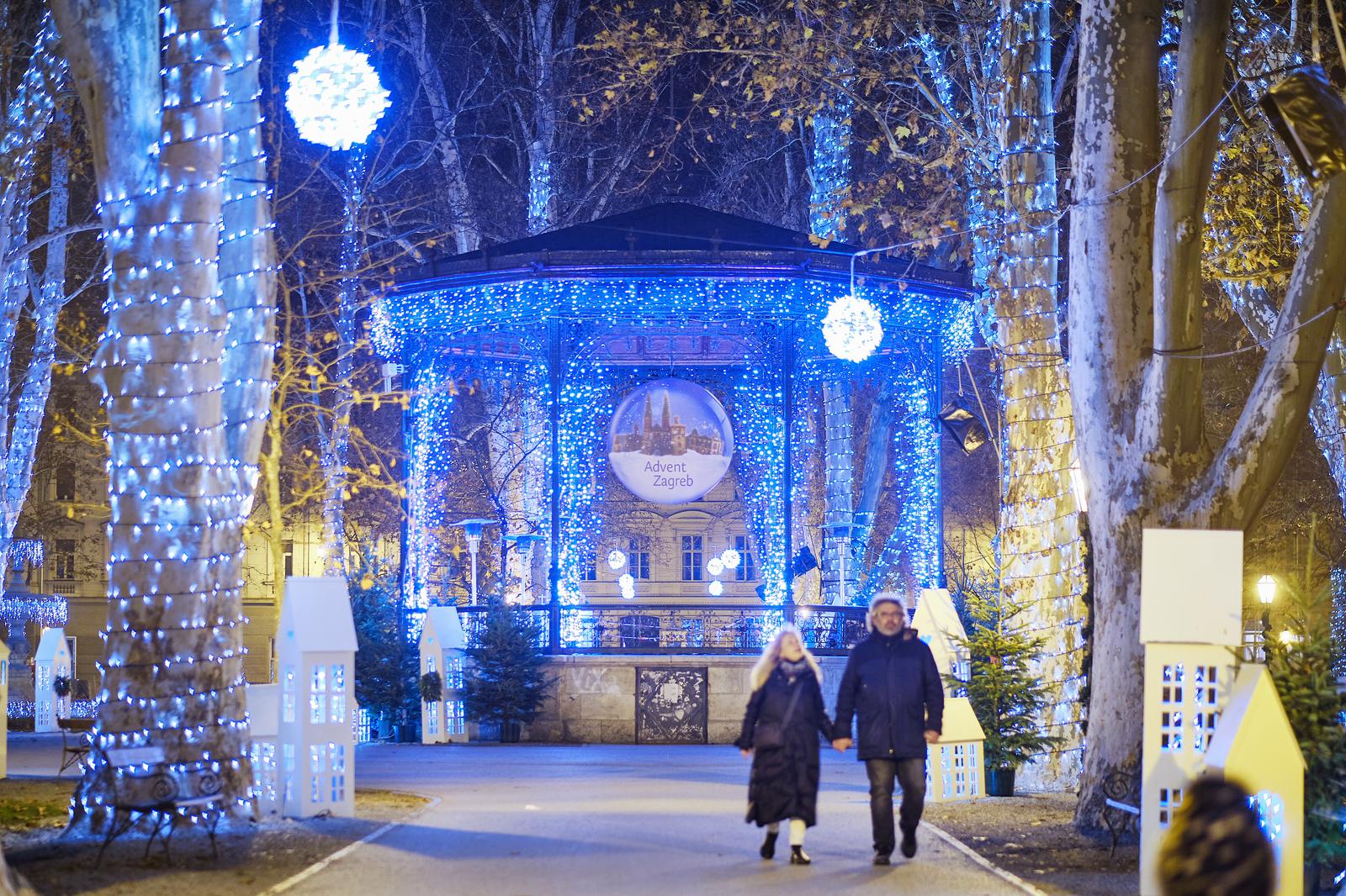 23.12.2021., Zagreb - Zadnji dan Adventa u Zagrebu prije Badnjaka. Park Zrinjevac. 
Photo: Tomislav Miletic/PIXSELL Photo: Tomislav Miletic/PIXSELL