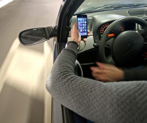 25.02.2016.,  Zagreb - Ilustracija. Uporaba mobitela bez hands free uredjaja tijekom voznje kaznjiva je u svim europskim zemljama. Sve je cesci problem i koristenje mobitela u voznji, a istrazivanja su pokazala da to ima isti ucinak na sigurnost voznje kao da je vozac pod utjecajem alkohola od 0,8 posto."nPhoto: Igor Kralj/PIXSELL