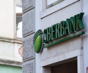 25.02.2022., Pula - Klijenti cekaju na ulaz u rusku banku Sberbank zbog rata Rusije i Ukrajine. Photo: Sasa Miljevic/PIXSELL
