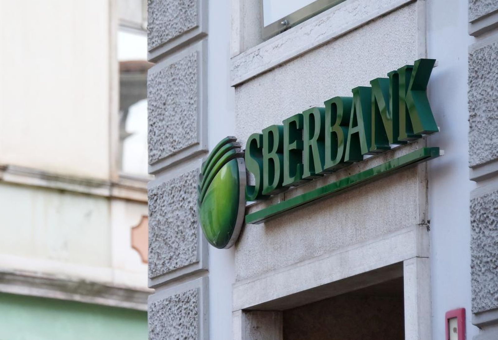25.02.2022., Pula - Klijenti cekaju na ulaz u rusku banku Sberbank zbog rata Rusije i Ukrajine. Photo: Sasa Miljevic/PIXSELL