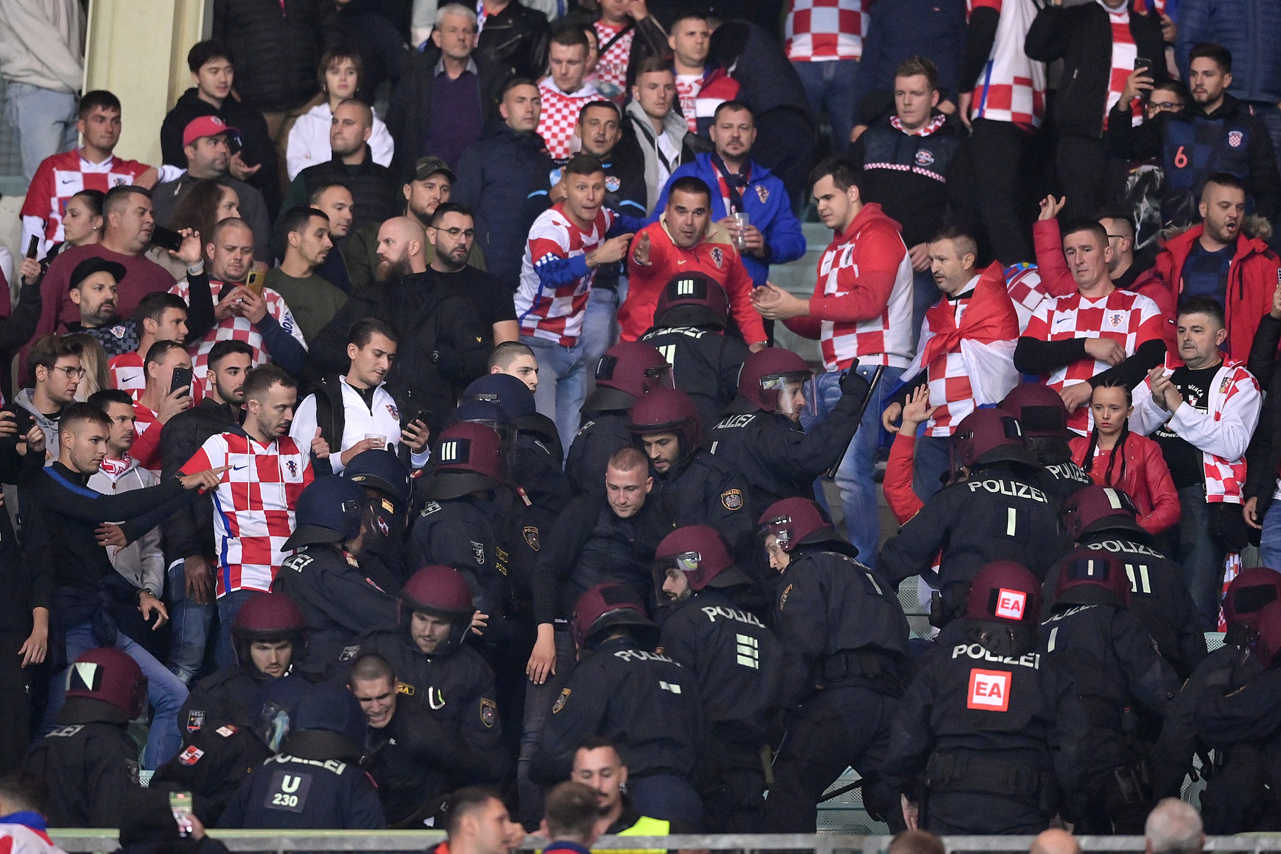 25.09.2022., stadion Ernst Happel, Bec, Austrija - UEFA Liga nacija, Liga A, skupina 1, 6. kolo, Austrija - Hrvatska. Policija intervenirala na tribini s hrvatskim navijacima.  Photo: Igor Soban/PIXSELL