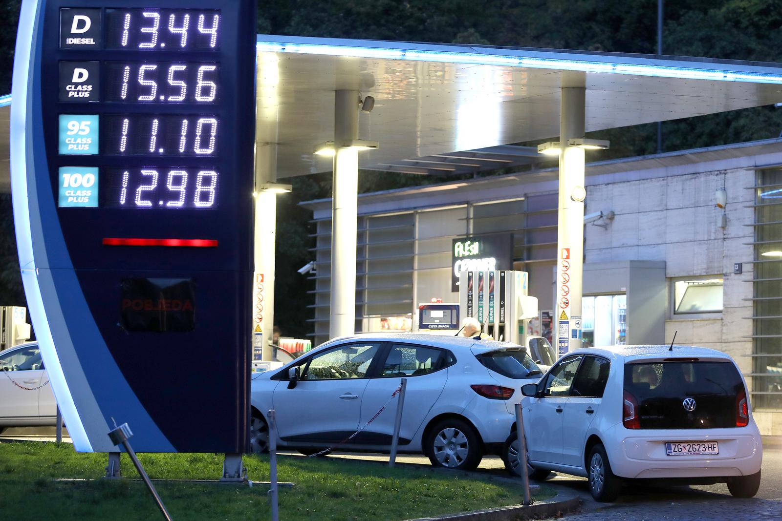 25.10.2022., Zagreb - Buduci da Vlada jucer nije intervenirala u cijene goriva osim plavog dizela, na benzinskim pumpama od ponoci dizel kosta 13,44 a benzin 11,10 kuna. Photo: Patrik Macek/PIXSELL