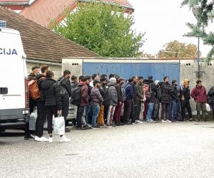 25.10.2022., Zagreb, Sesvete - Policija dovezla velik broj migranata koji cekaju na ulazak u policijsku postaju Sesvete. Photo: Slaven Branislav Babic/PIXSELL