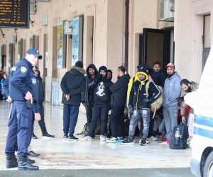 25.10.2022., Zagreb - Policija je na Glavnom kolodvoru pretrazila nekoliko migranata te ih nakon toga odvezla u policijskom kombiju Photo: Matija Habljak/PIXSELL