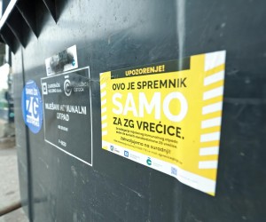 26.10.2022., Zagreb - Tresnjevka. Na kontenjerima-spremnicima za mjesani komunalni otpad osvanule plave i zute naljepnice koje upucuju da se tu bacaju samo ZG vrecice. Photo: Sanjin Strukic/PIXSELL