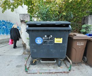 26.10.2022., Zagreb - Tresnjevka. Na kontenjerima-spremnicima za mjesani komunalni otpad osvanule plave i zute naljepnice koje upucuju da se tu bacaju samo ZG vrecice. Photo: Sanjin Strukic/PIXSELL