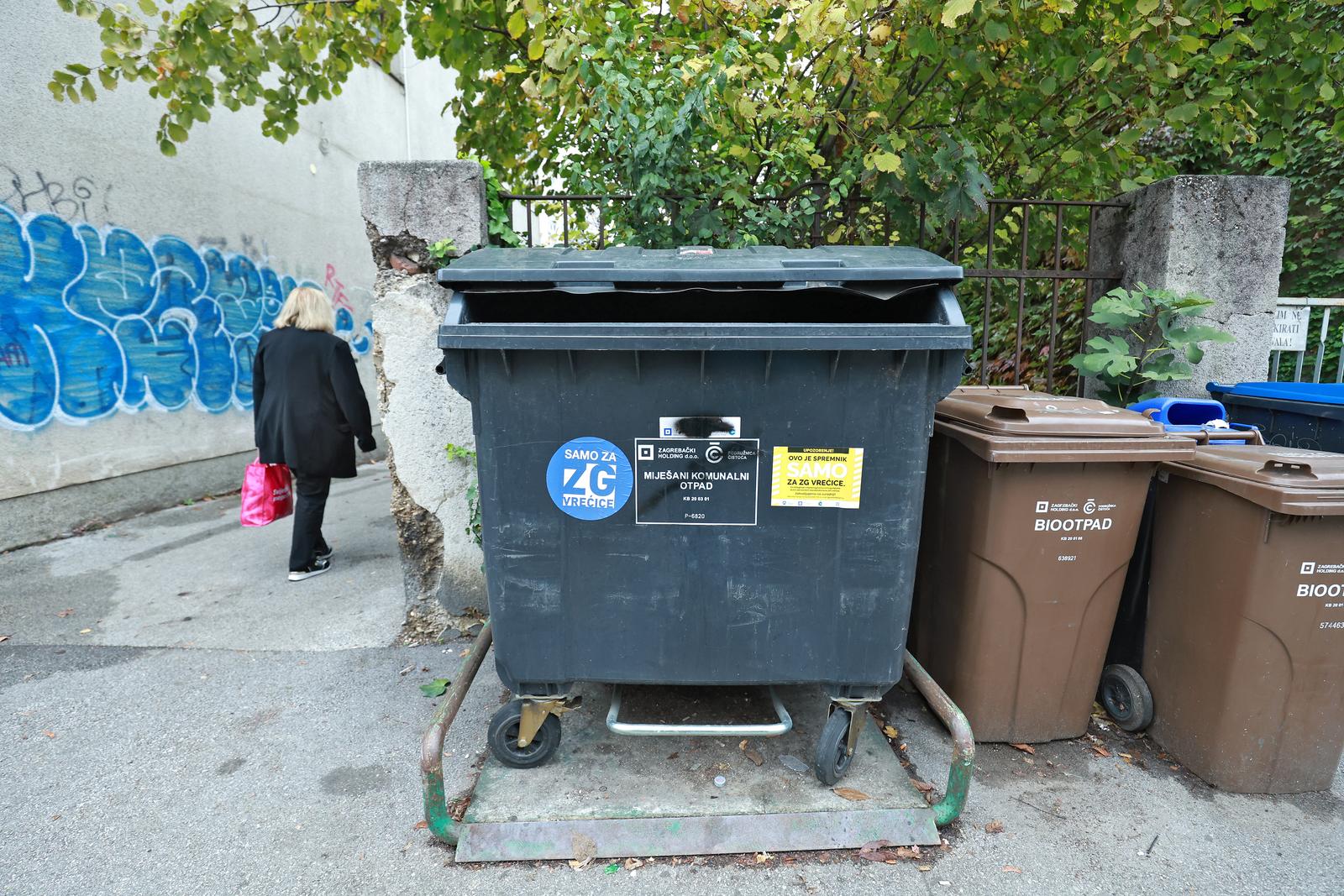 26.10.2022., Zagreb - Tresnjevka. Na kontenjerima-spremnicima za mjesani komunalni otpad osvanule plave i zute naljepnice koje upucuju da se tu bacaju samo ZG vrecice. Photo: Sanjin Strukic/PIXSELL