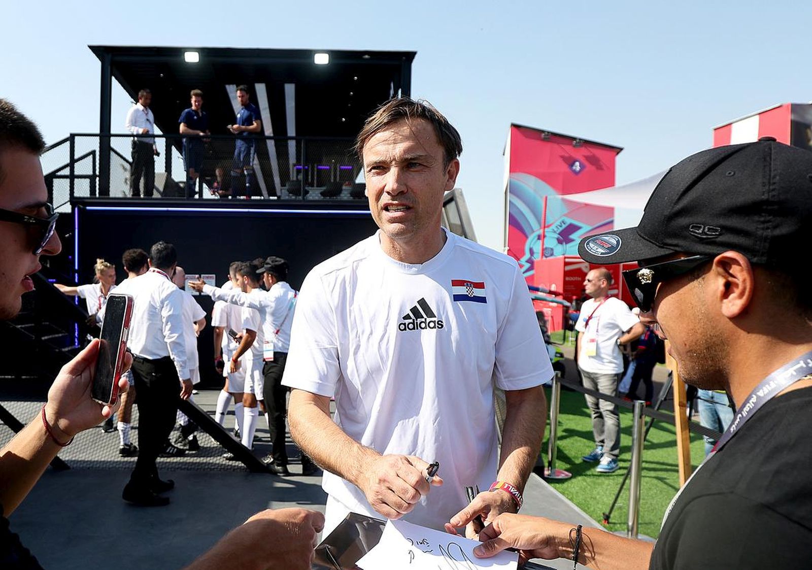 26.11.2022., Al Bidda Park, FIFA Fan Festival, Doha, Katar - Utakmica hrvatskih protiv kanadskih navijaca na Fifa Fan Festivalu u Al Bidda Parku na Al Rihla Areni. Za navijace Hrvatske igrao je slavni nogometas Hrvatske Dario Simic koji je okupljenim gledateljima podjelio autograme, a okupljenim medijima dao kratku izjavu. Photo: Goran Stanzl/PIXSELL