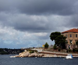27.09.2022.,Sibenik-Teski oblaci nadvili su se nad Sibenikom.   Photo: Dusko Jaramaz/PIXSELL