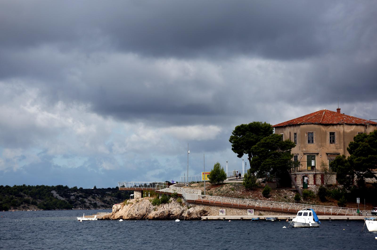 27.09.2022.,Sibenik-Teski oblaci nadvili su se nad Sibenikom.   Photo: Dusko Jaramaz/PIXSELL