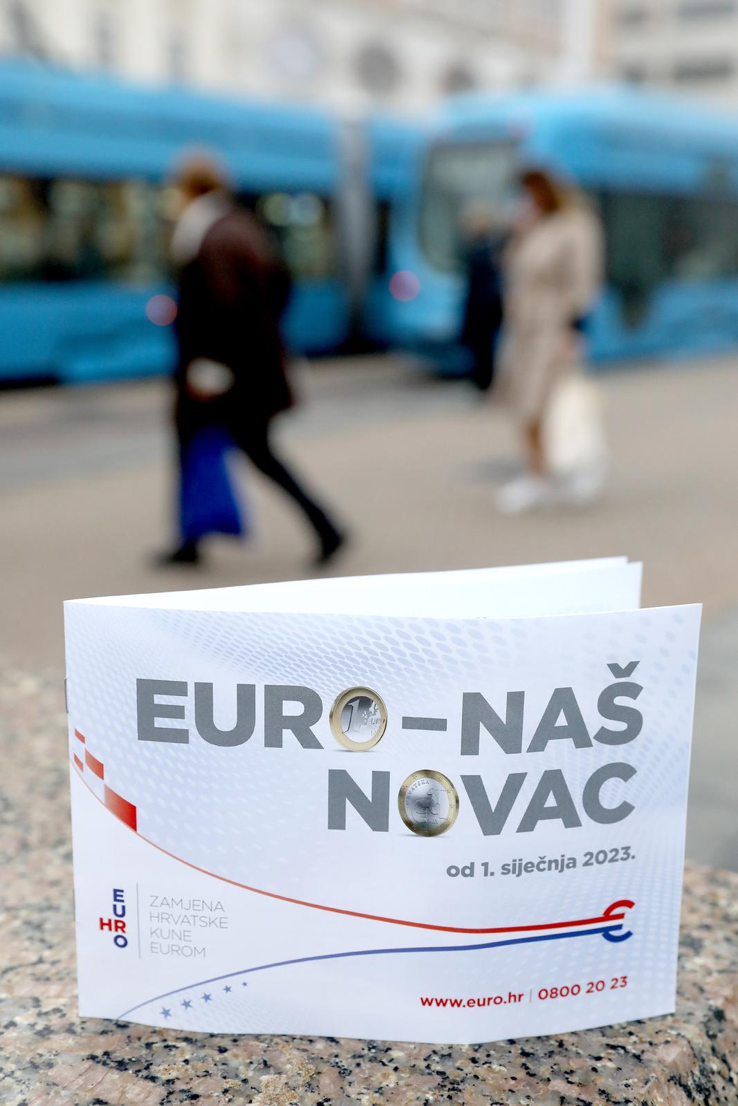 27.10.2022., Zagreb - Na adrese svih kucanstava u Hrvatskoj pocele su stizati tiskane brosure Euro nas novac. Uz upitnu korisnost par opce poznatih stvari koje iznose u tiskovini pitanje je koliko je ovaj nacin komunitacije koji iziskuje visoke troskove potreban u 21. stoljecu. Photo: Patrik Macek/PIXSELL