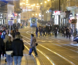 27.11.2020., Zagreb - Srediste grada. Gradsku svakodnevicu u vecernjim satima obiljezio je dugo ocekivani i popularni Black friday. Photo: Sanjin Strukic/PIXSELL