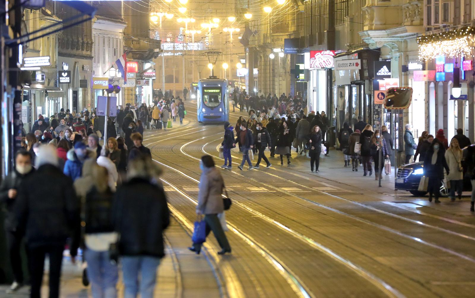27.11.2020., Zagreb - Srediste grada. Gradsku svakodnevicu u vecernjim satima obiljezio je dugo ocekivani i popularni Black friday. Photo: Sanjin Strukic/PIXSELL