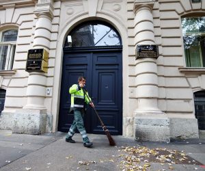 28.10.2013., Zagreb - Radnik Cistoce cisti lisce ispred zgrade Drzavnog odvjetnistva Republike Hrvatske u Gajevoj 30. rPhoto: Davor Puklavec/PIXSELL